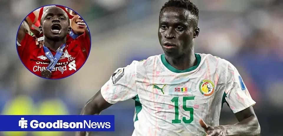 Jugador de Senegal corriendo en un partido de fútbol