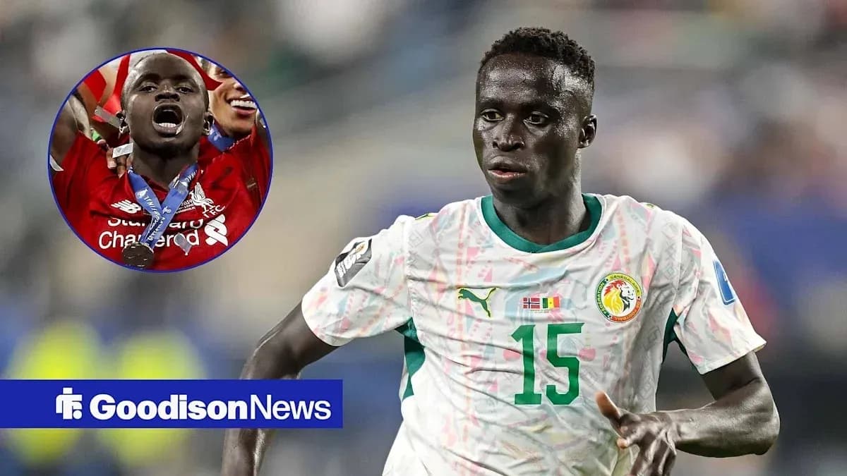 Jugador de Senegal corriendo en un partido de fútbol