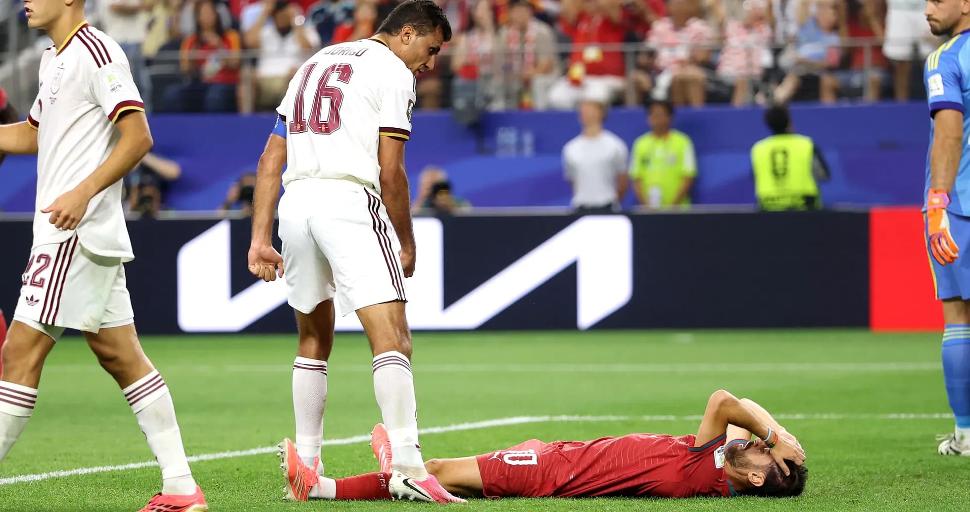 Jugador en el suelo tras una falta en el partido