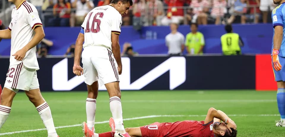 Jugador en el suelo tras una falta en el partido