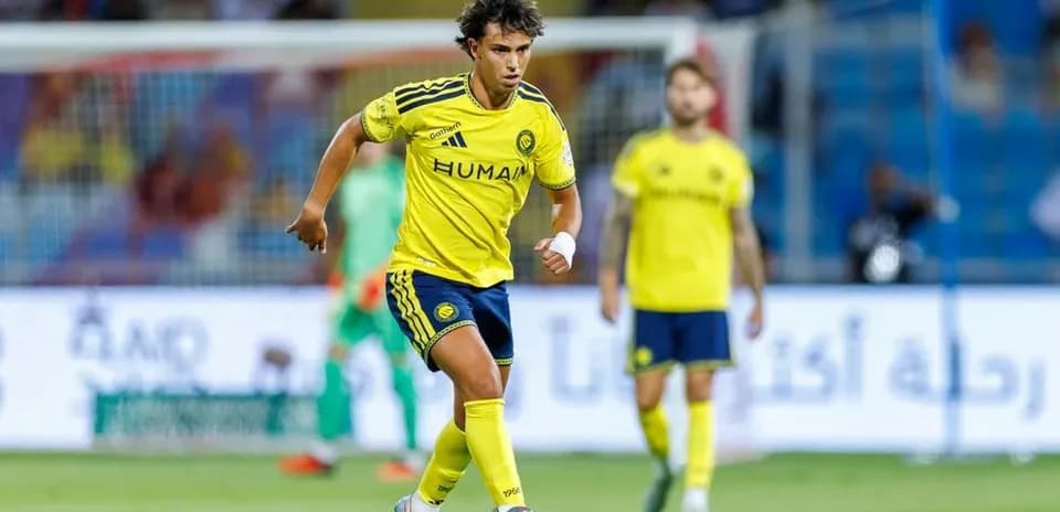 Jugador de Al Nassr conduciendo el balón en el campo