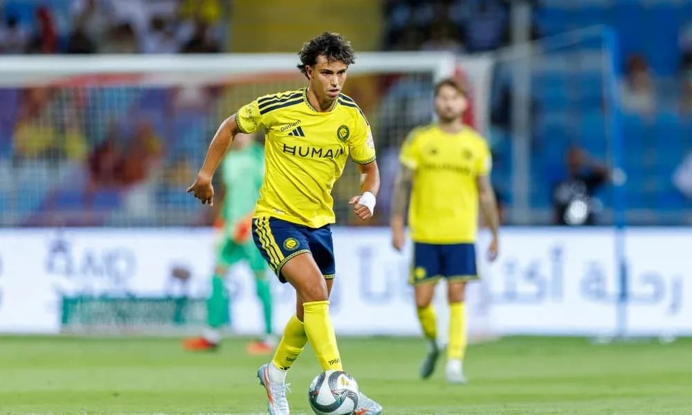 Jugador de Al Nassr conduciendo el balón en el campo