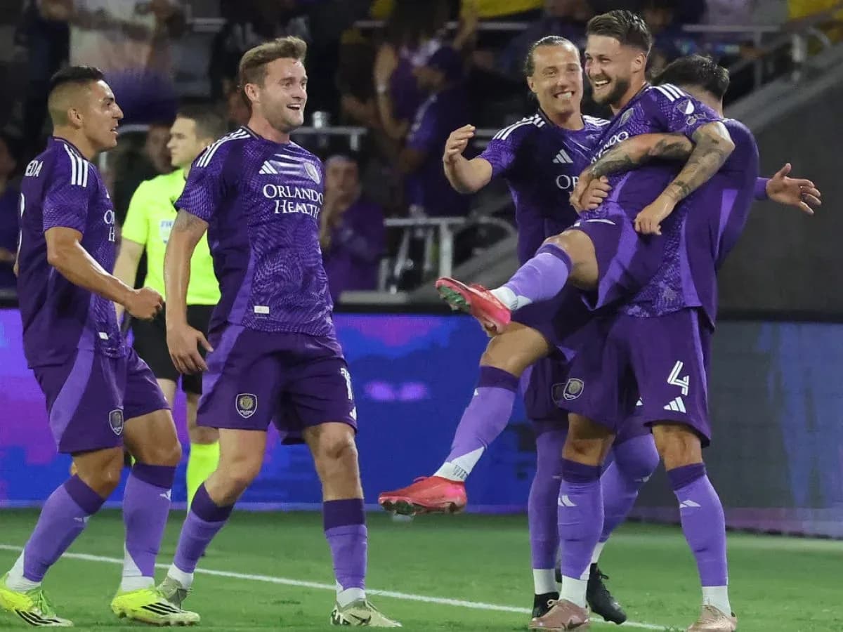 Jugadores de Orlando City II celebrando un gol