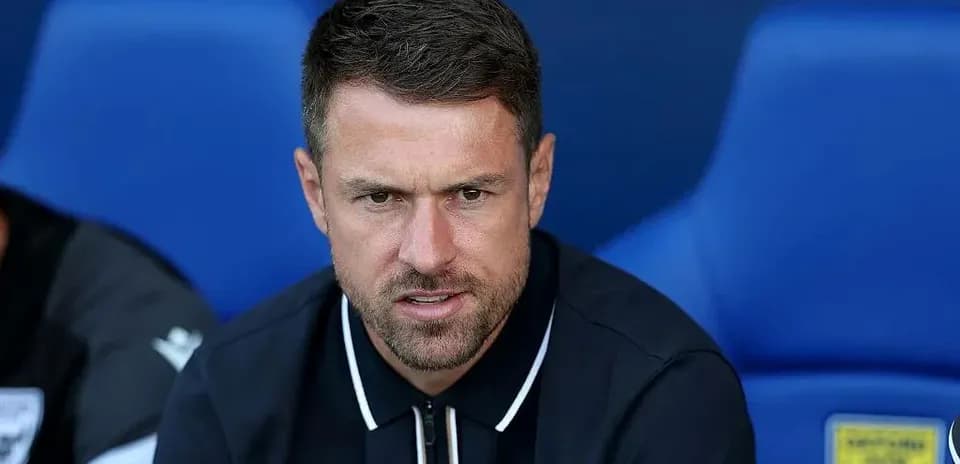 Entrenador sentado en el banquillo del partido