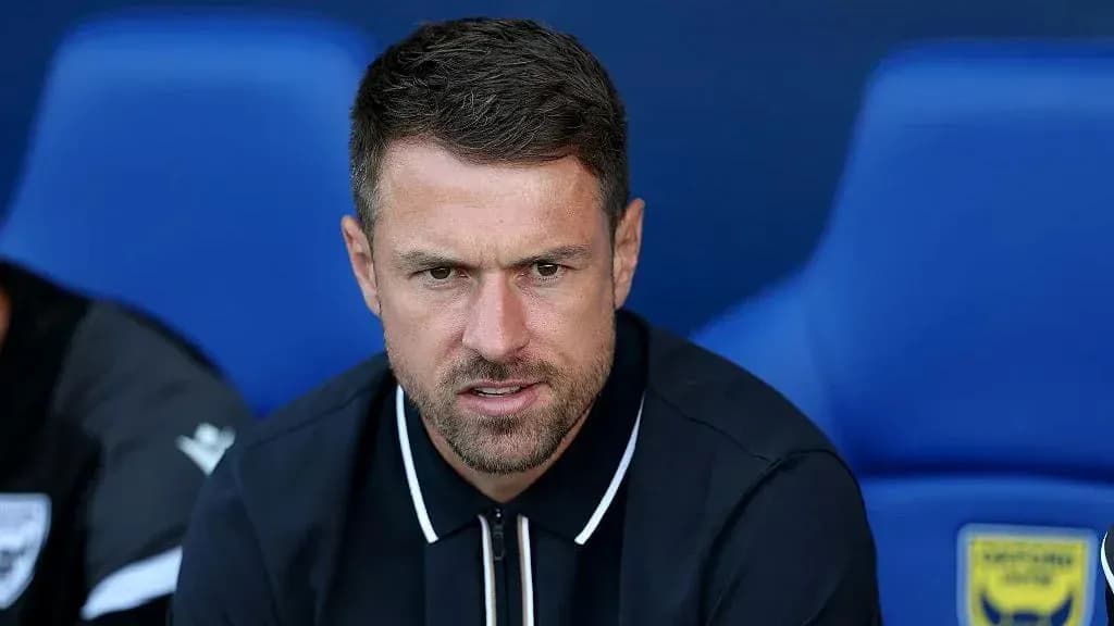Entrenador sentado en el banquillo del partido