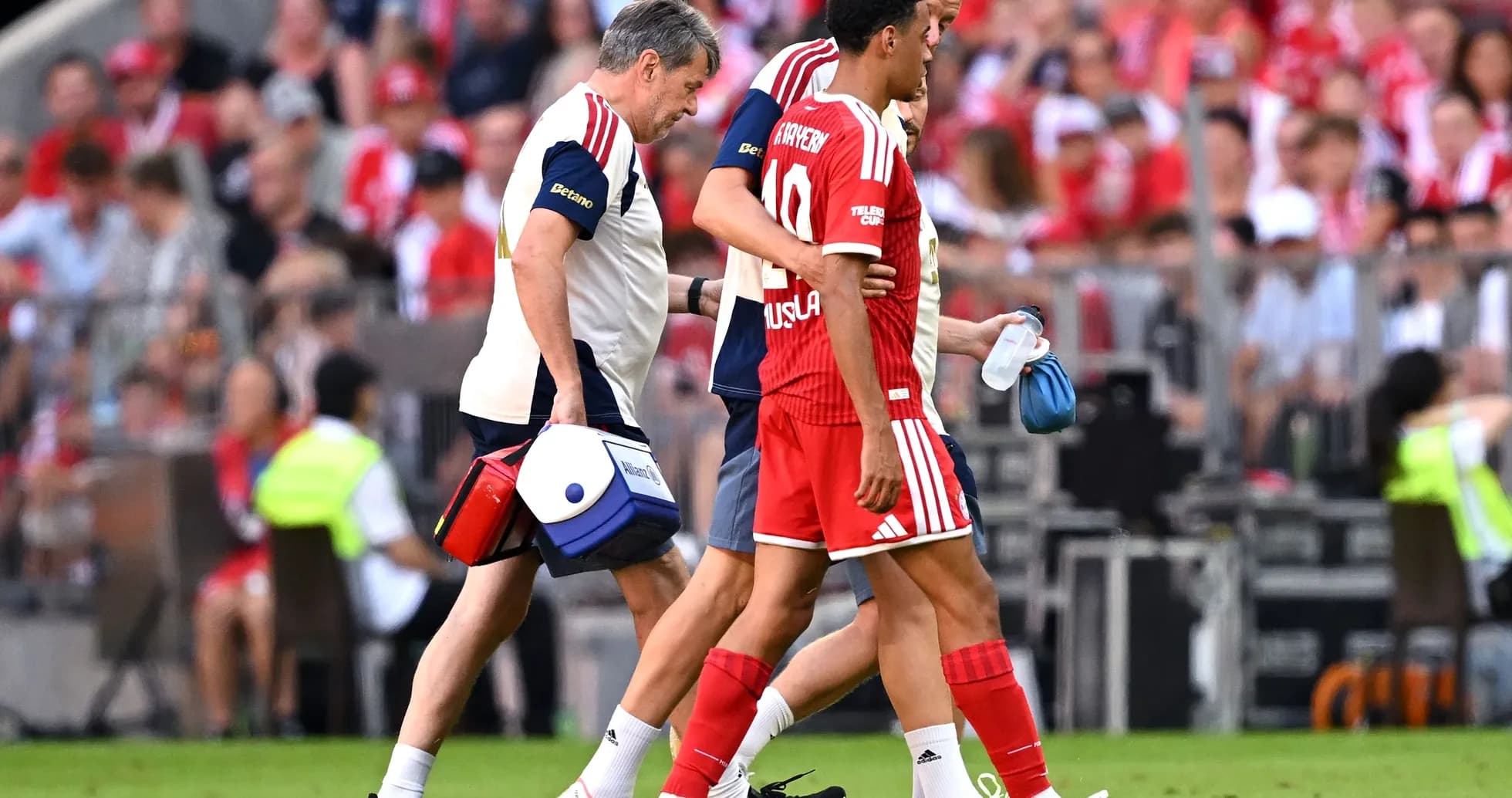 Jugador de Bayern siendo atendido por el personal médico