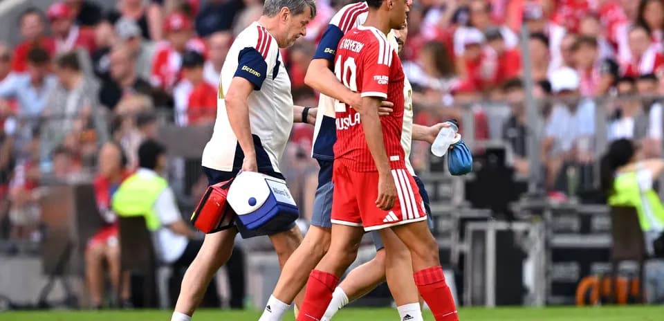 Jugador de Bayern siendo atendido por el personal médico