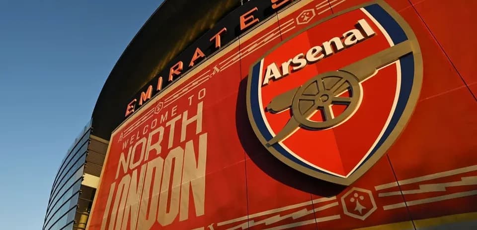 Cartel de bienvenida en el Emirates Stadium