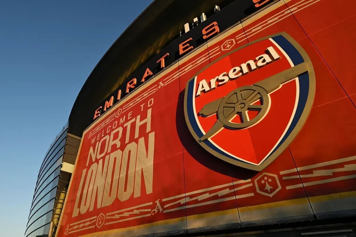 Cartel de bienvenida en el Emirates Stadium