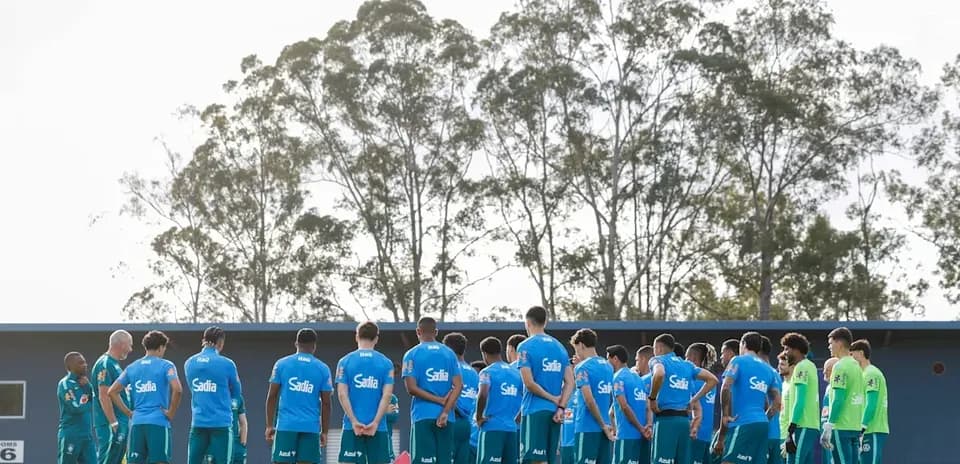 Equipo en círculo durante la sesión de entrenamiento