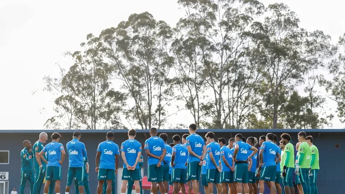 Equipo en círculo durante la sesión de entrenamiento