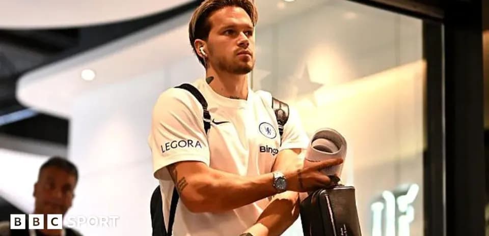 Jugador de Chelsea llegando con equipaje en mano