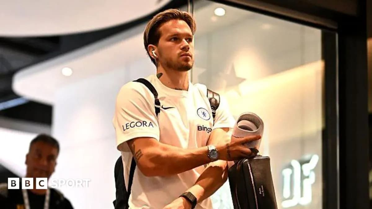 Jugador de Chelsea llegando con equipaje en mano