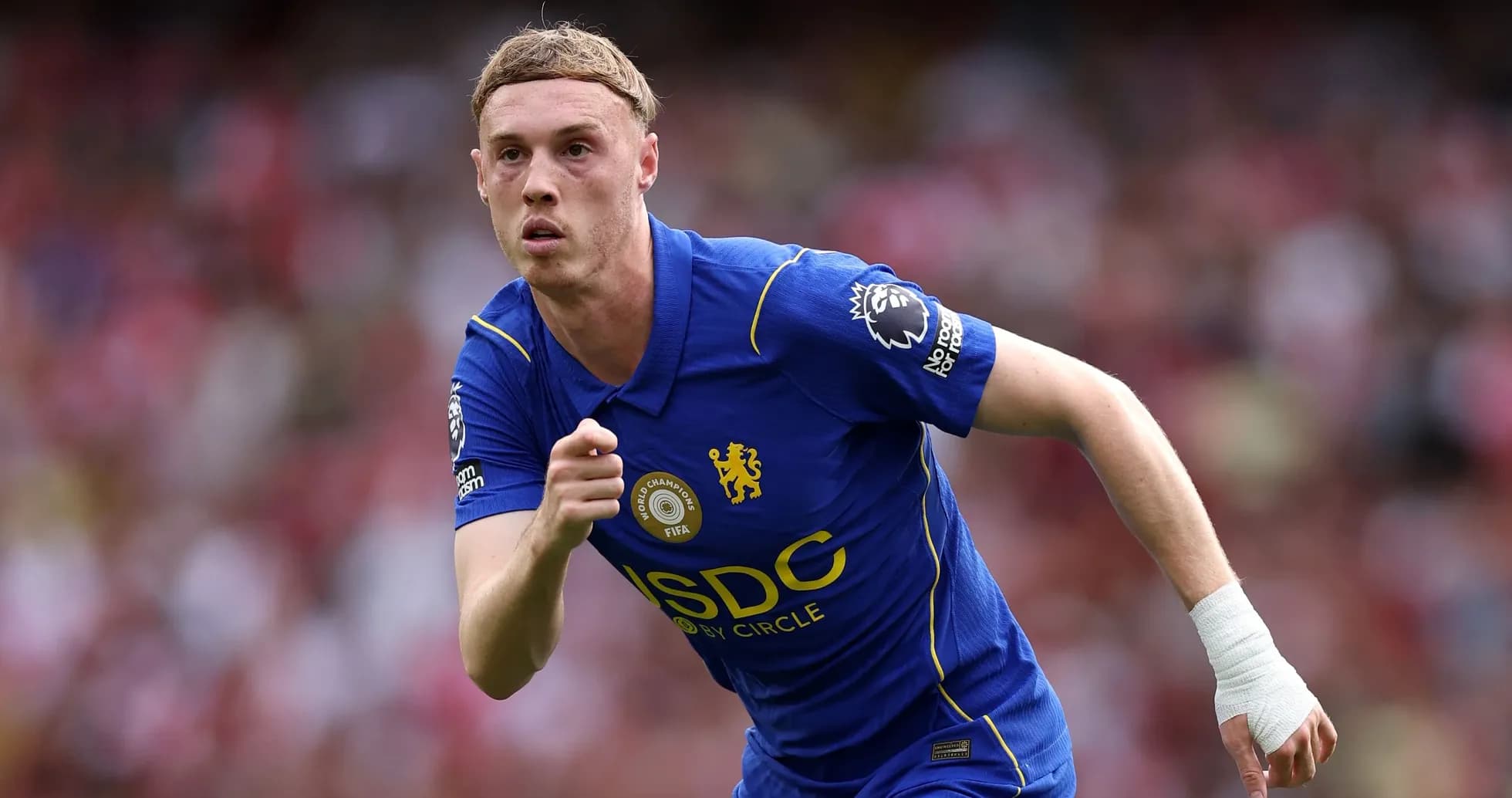 Jugador corriendo con camiseta de Chelsea en partido