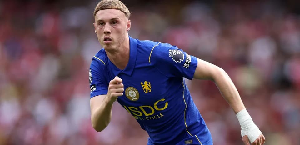 Jugador corriendo con camiseta de Chelsea en partido