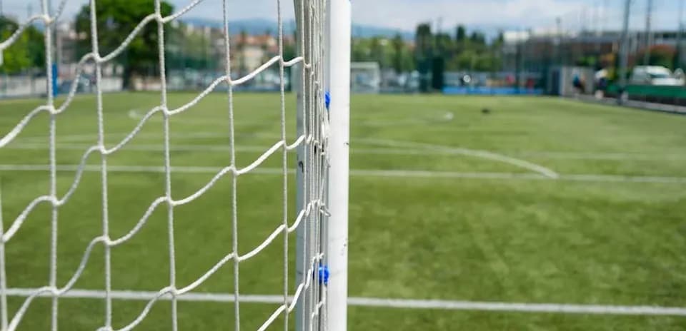 Portería de fútbol con campo de juego al fondo