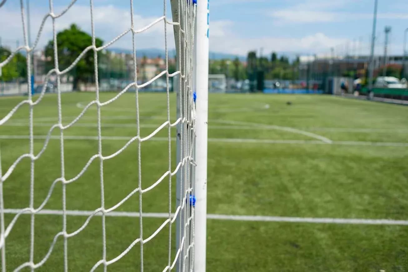 Portería de fútbol con campo de juego al fondo