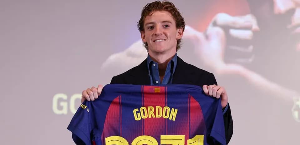 Jugador presenta camiseta del FC Barcelona en conferencia