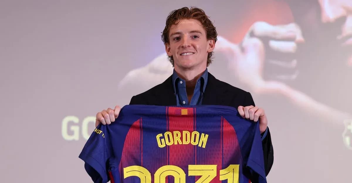 Jugador presenta camiseta del FC Barcelona en conferencia
