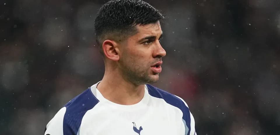 Jugador de Tottenham en acción durante el partido