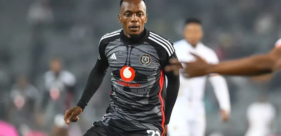 Jugador de Orlando Pirates corriendo con balón en el campo