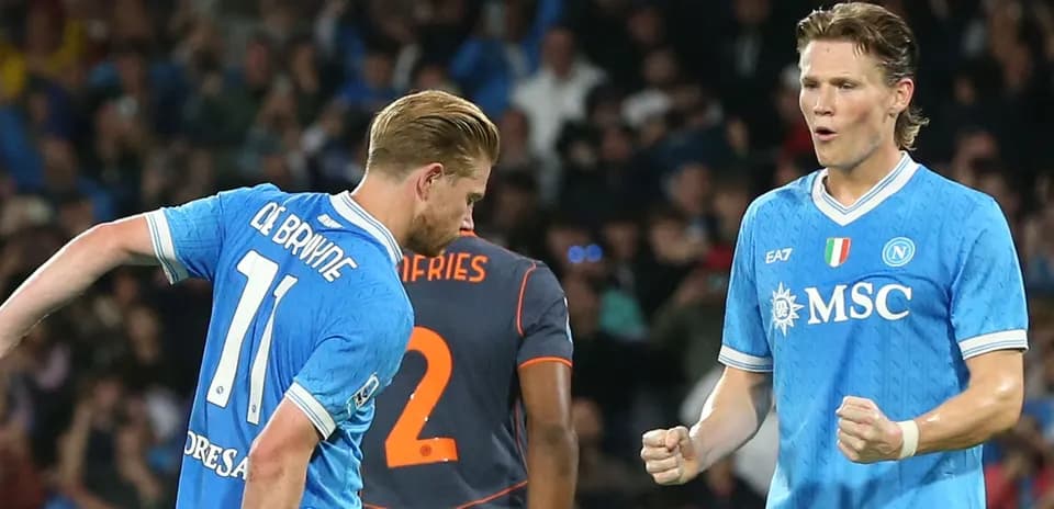 Jugadores de Napoli celebrando un gol durante el partido
