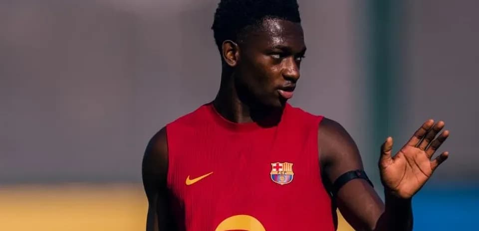 Jugador de Barcelona entrenando y señalando durante práctica