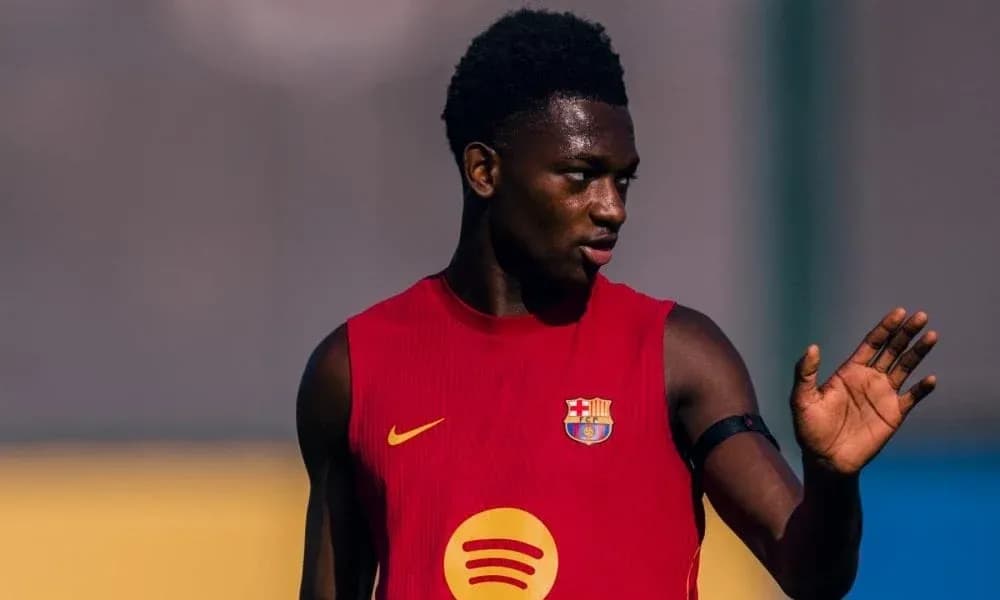 Jugador de Barcelona entrenando y señalando durante práctica