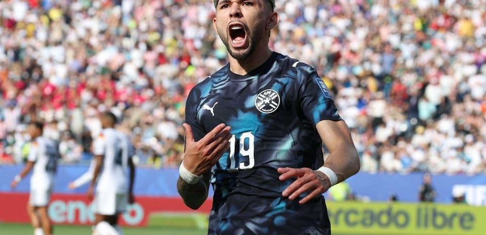 Jugador celebrando un gol en un partido de fútbol