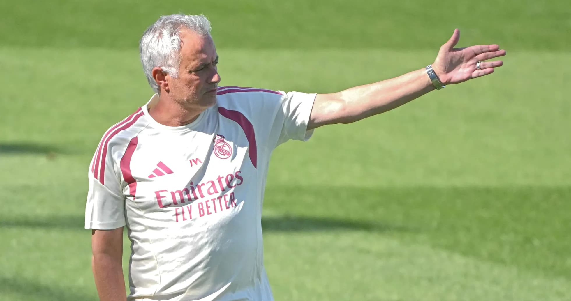 Entrenador dirigiendo en la sesión de entrenamiento