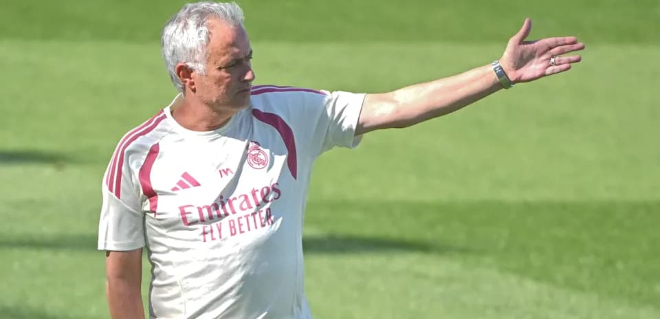 Entrenador dirigiendo en la sesión de entrenamiento