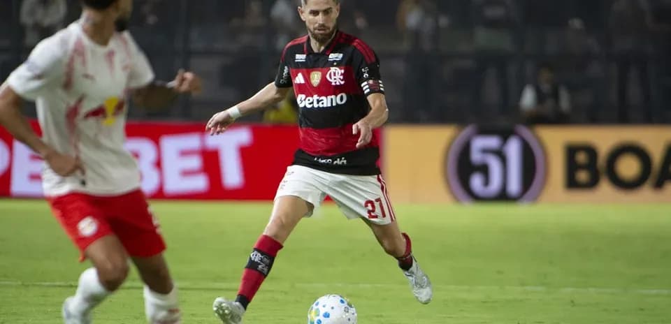 Jugador de Flamengo controlando el balón en el campo