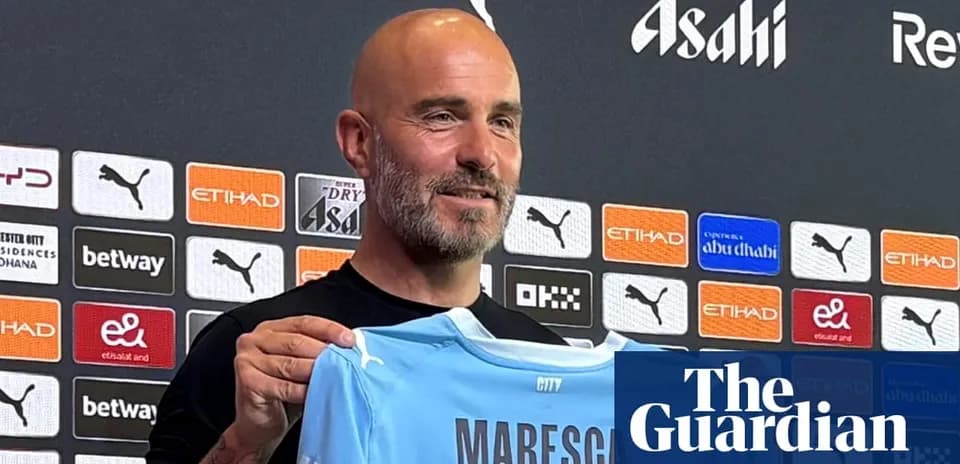 Entrenador presenta camiseta en rueda de prensa