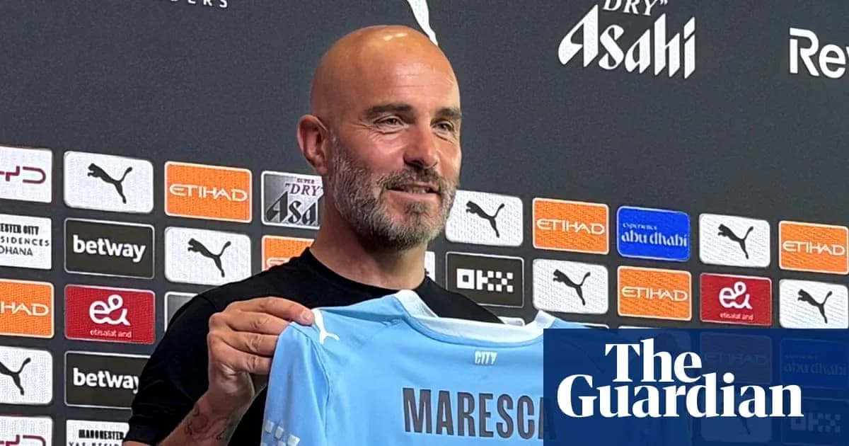 Entrenador presenta camiseta en rueda de prensa