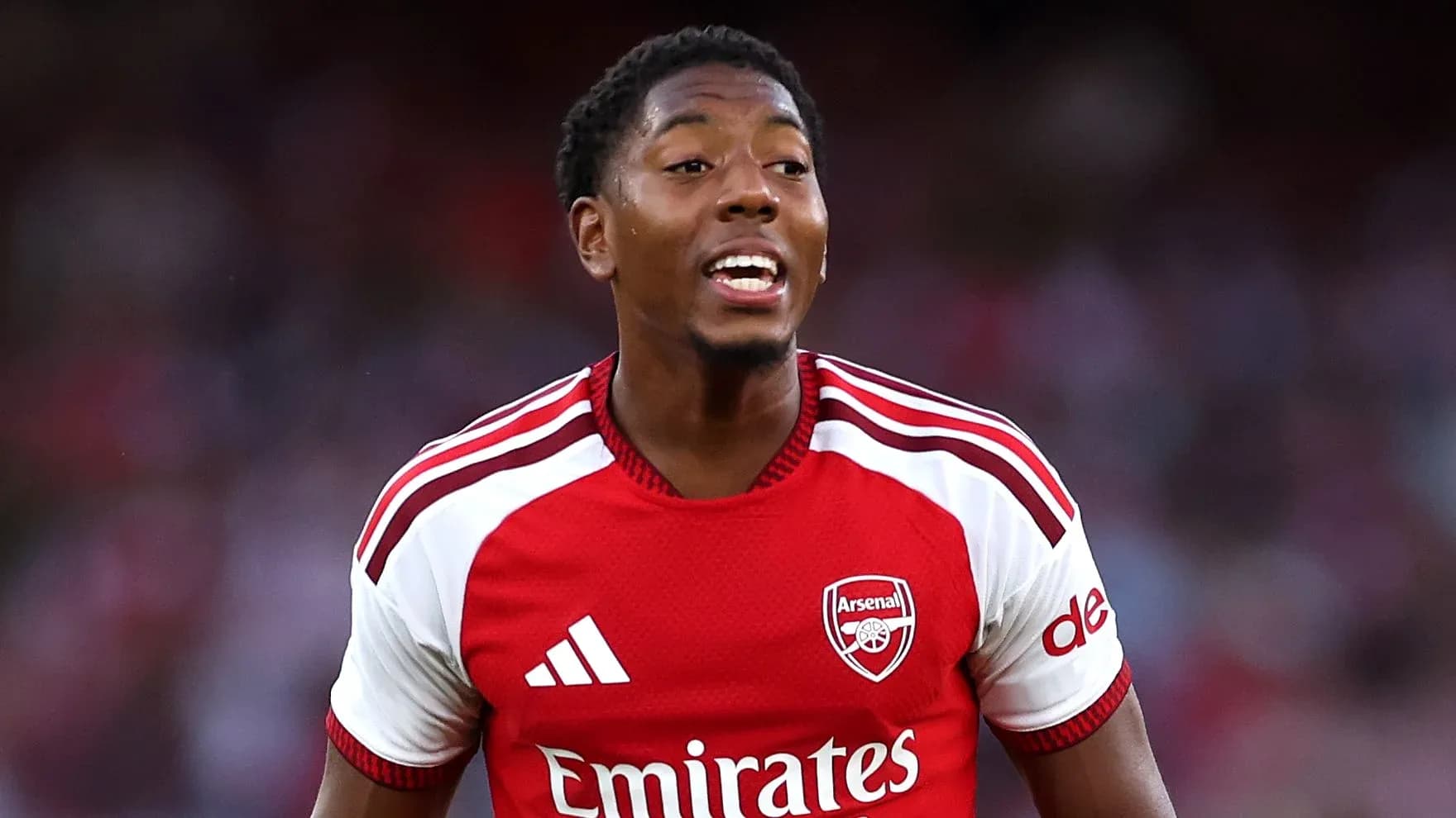 Jugador de Arsenal celebrando un momento en el partido