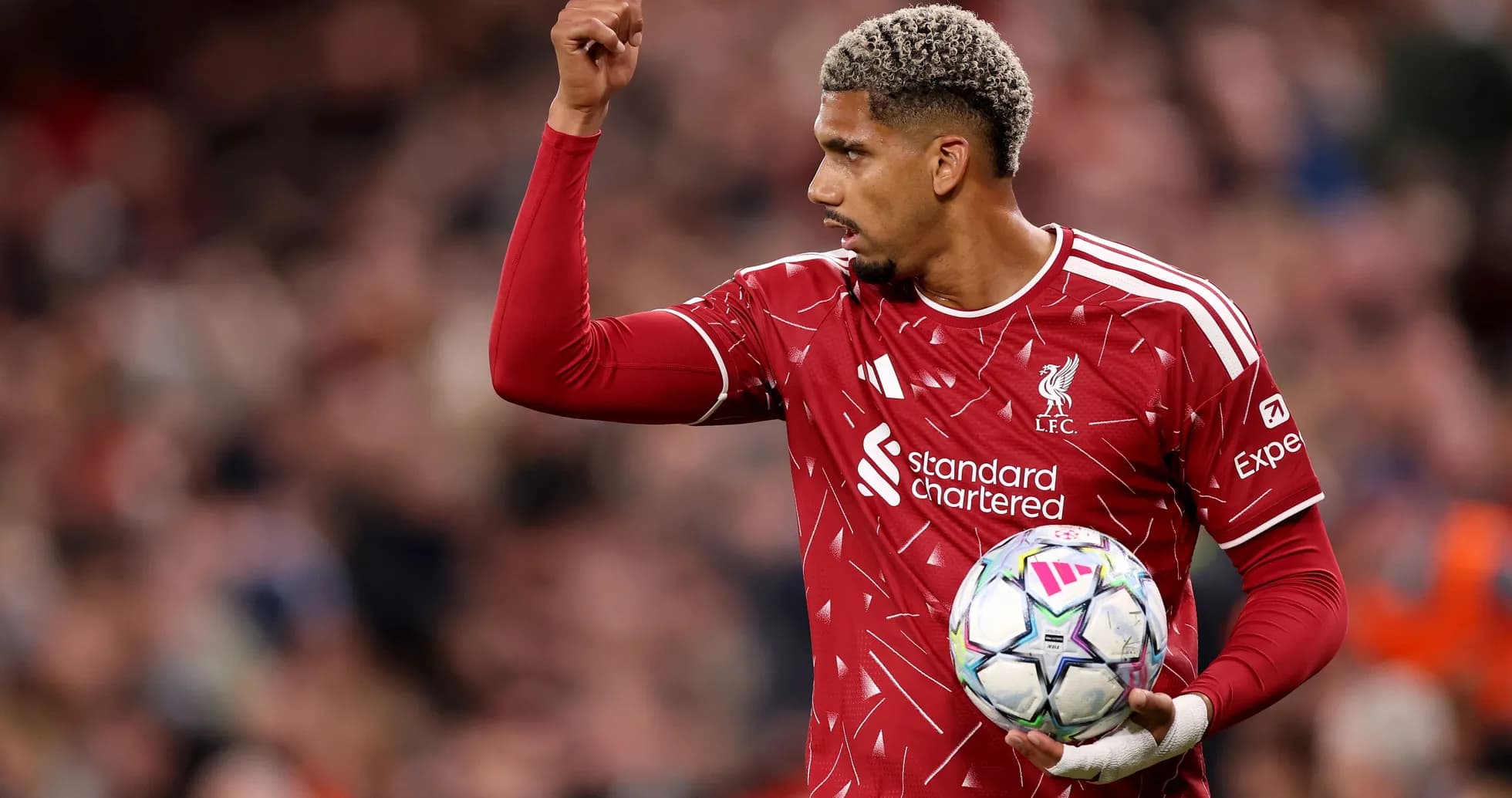 Jugador de Liverpool levantando el balón durante el partido