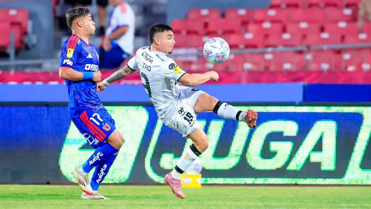 Jugadores de Deportes Limache y Universidad de Chile en acción