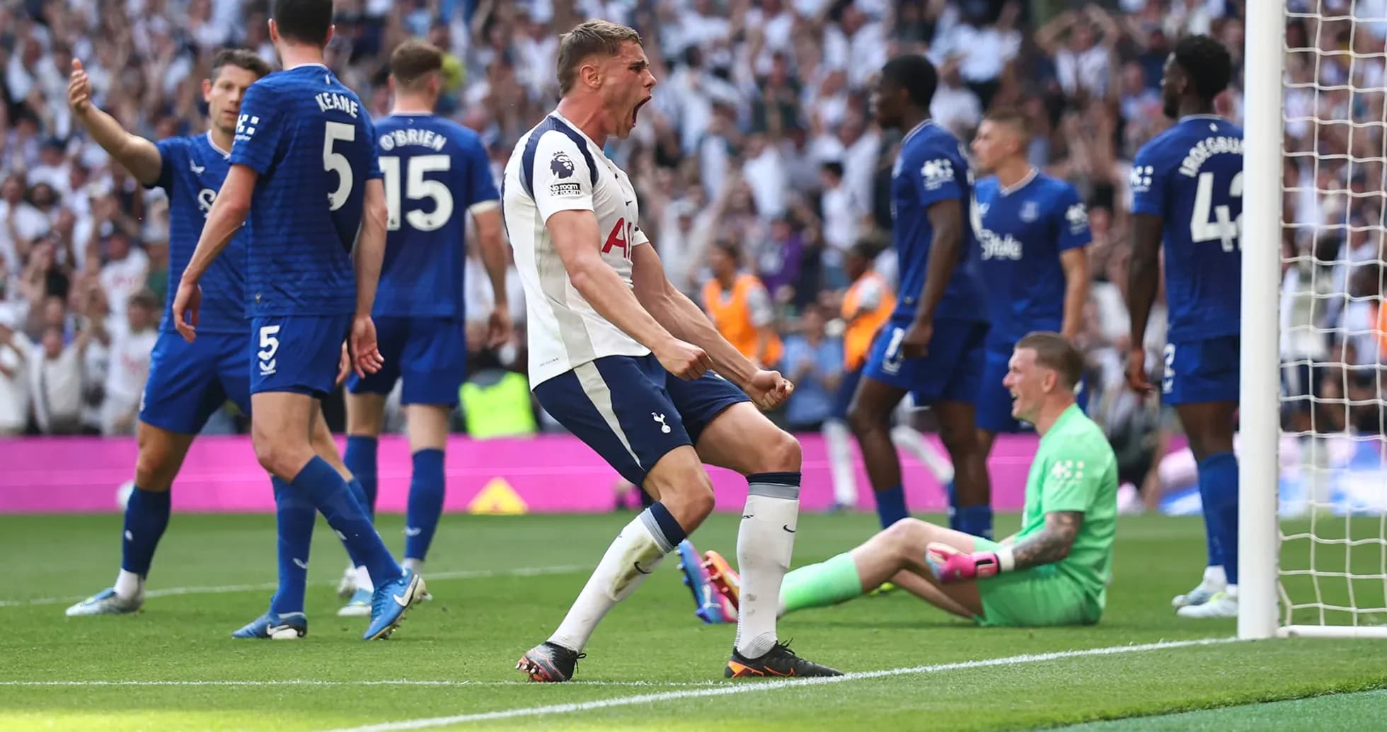 Jugador de Tottenham celebra un gol contra Everton