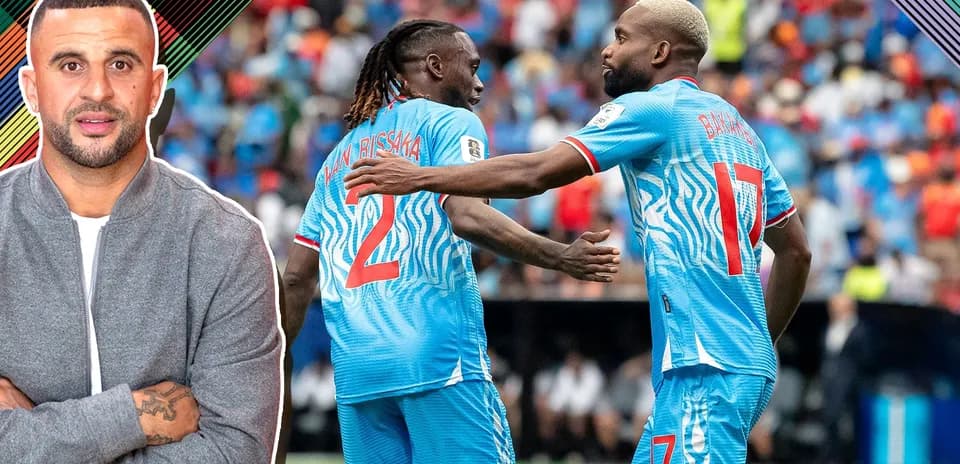 Jugadores celebrando en un partido de fútbol