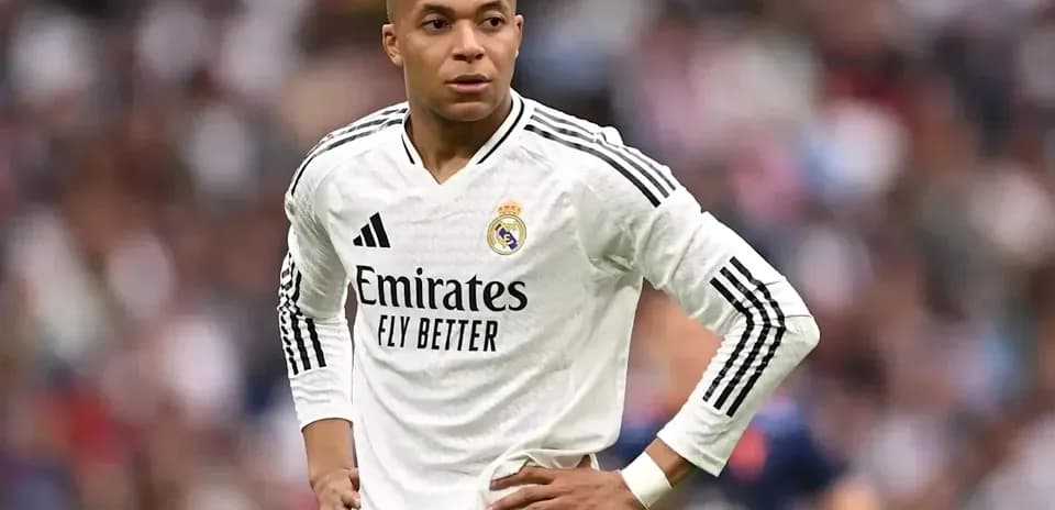 Jugador de Real Madrid en uniforme blanco en el campo