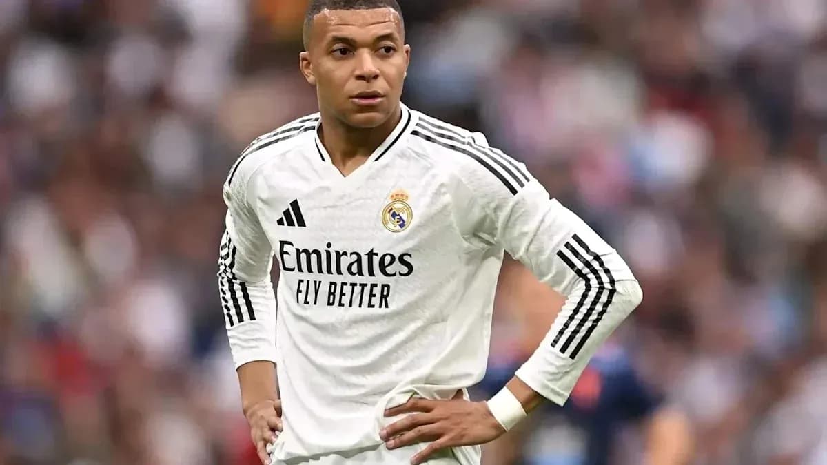 Jugador de Real Madrid en uniforme blanco en el campo
