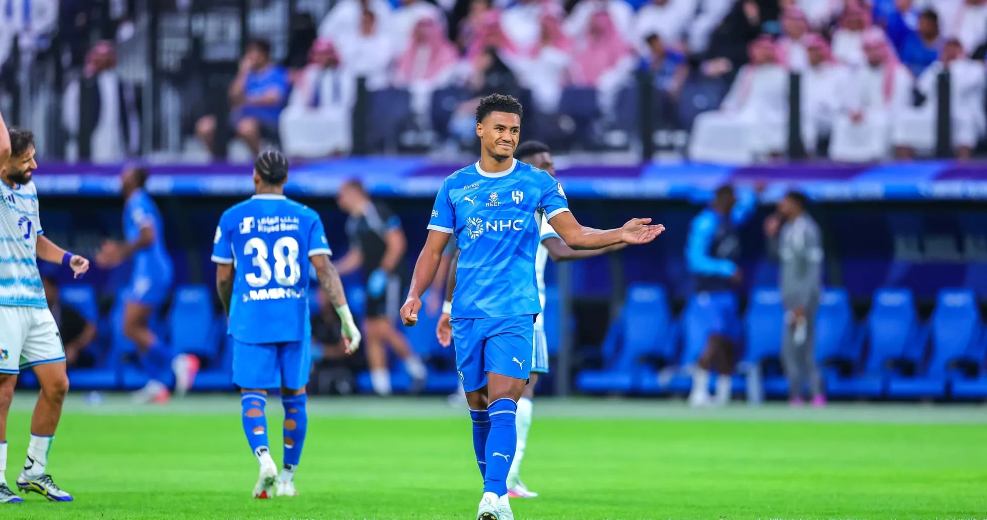 Jugador del Al Hilal gesticulando en el campo