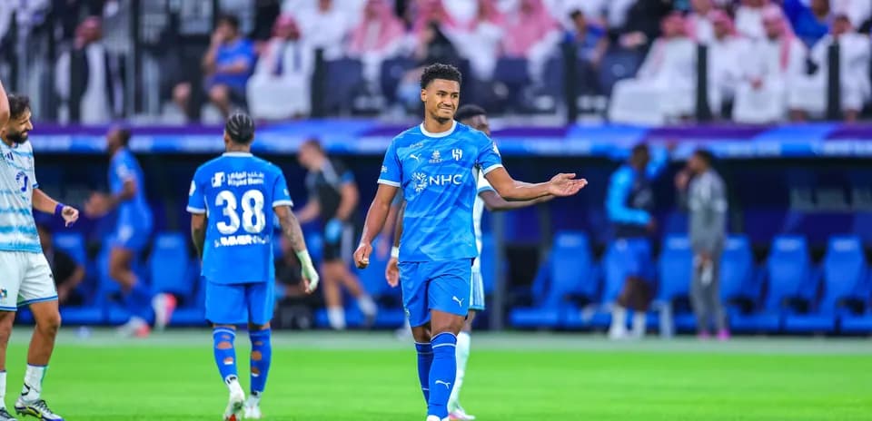 Jugador del Al Hilal gesticulando en el campo