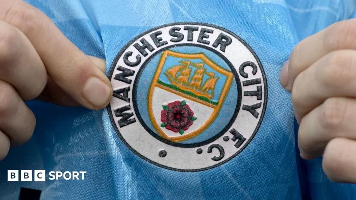 Persona mostrando el escudo de Manchester City FC