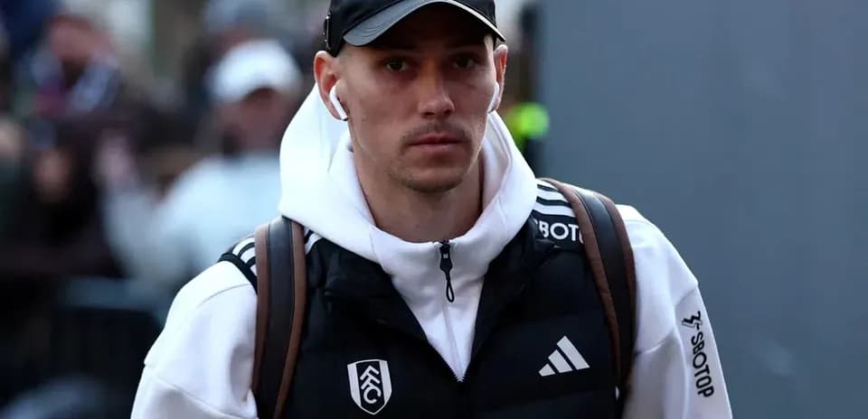 Jugador entrando al estadio con auriculares puestos
