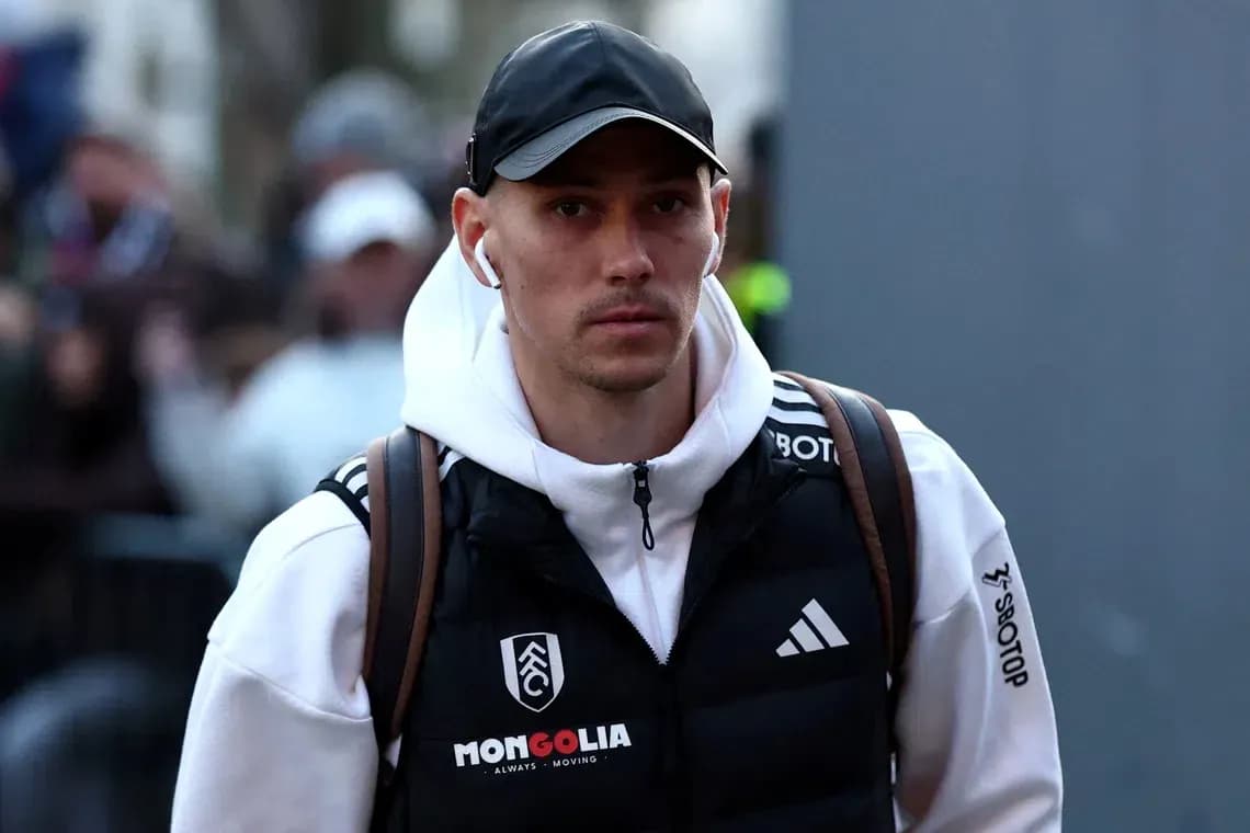 Jugador entrando al estadio con auriculares puestos