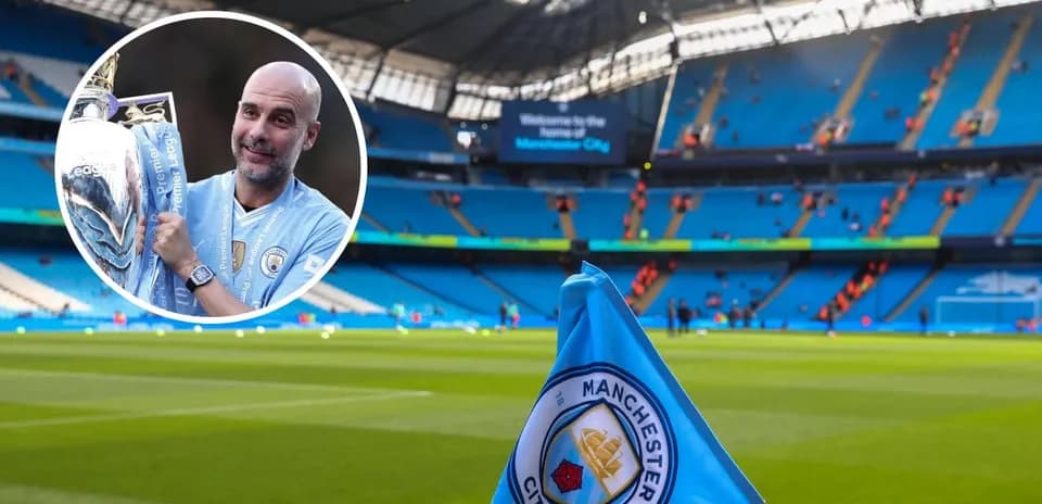 Pep Guardiola sosteniendo el trofeo de la Premier League