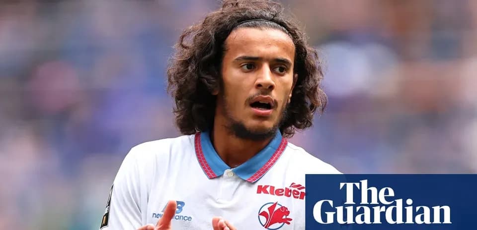 Jugador de fútbol con camiseta del Lille en acción