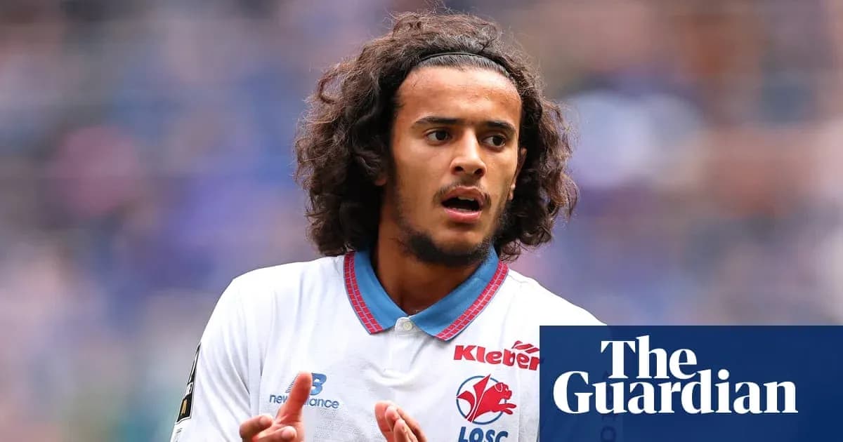 Jugador de fútbol con camiseta del Lille en acción