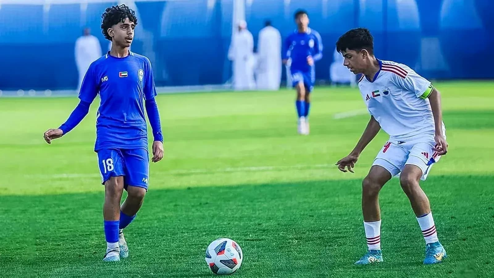 Jugadores compitiendo en el partido Bani Yas U23 vs Al Jazira U23